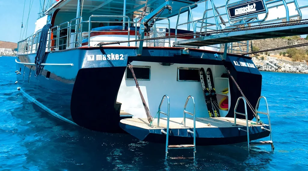 Yacht exterior image