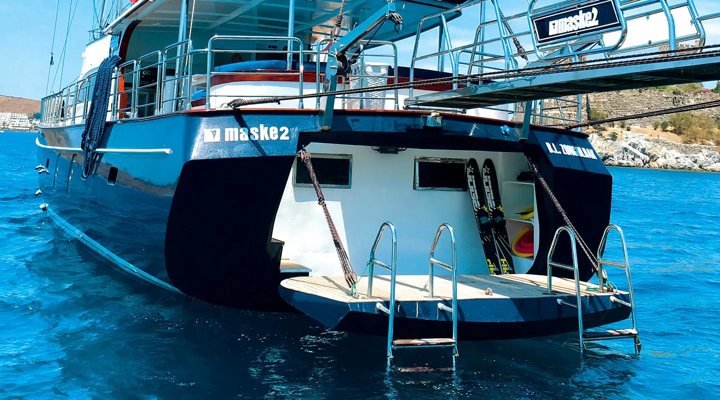 Yacht exterior image