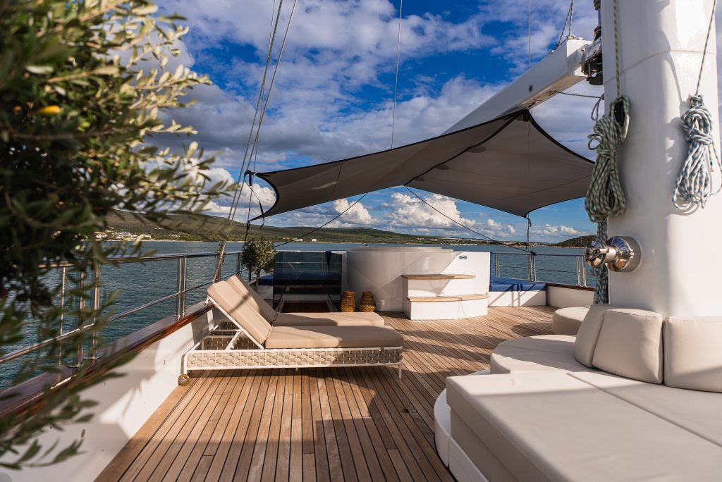 Yacht exterior image