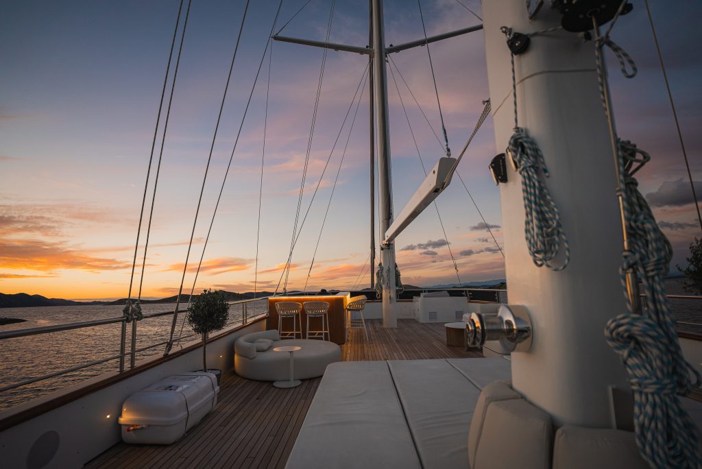 Yacht exterior image