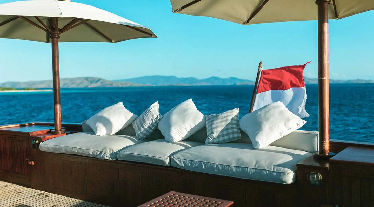 Yacht exterior image