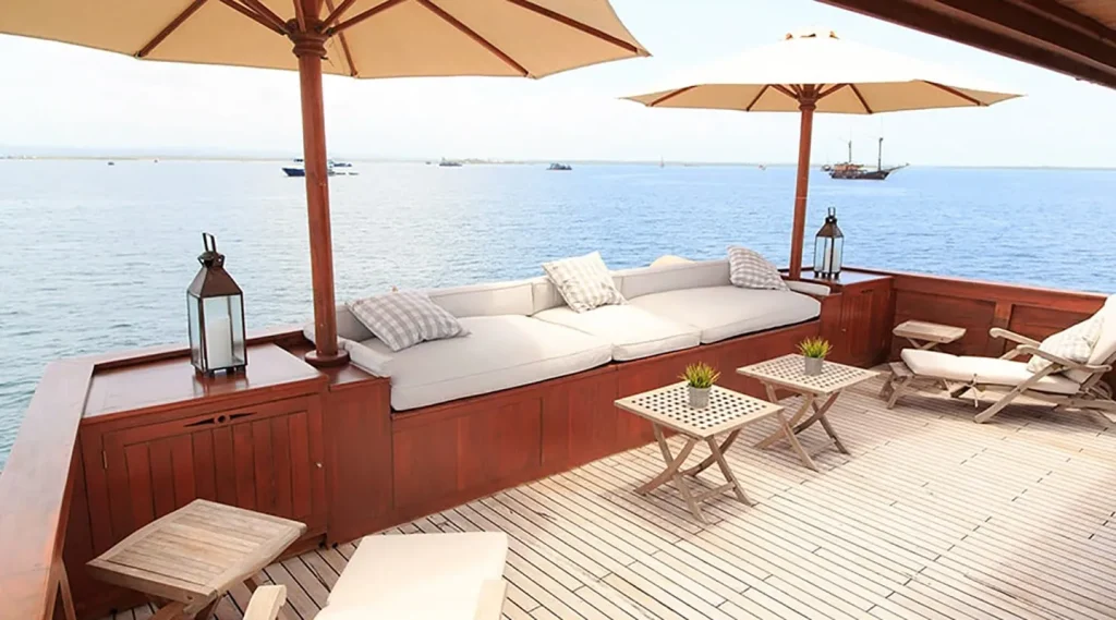 Yacht exterior image