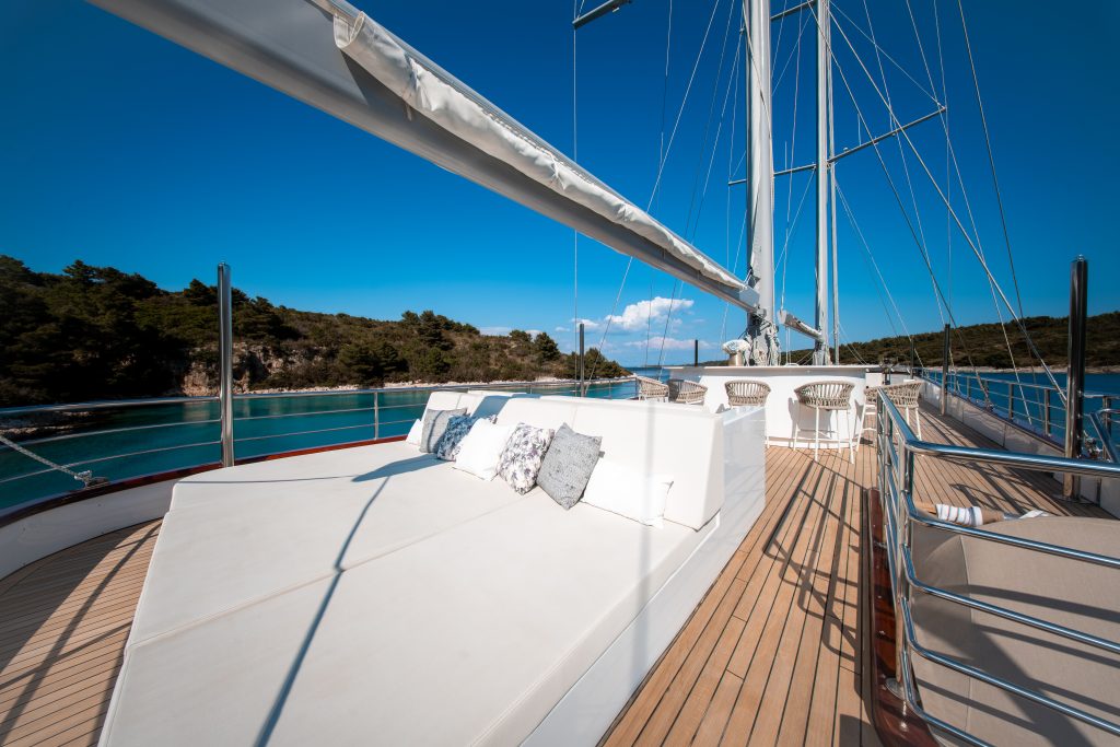 Yacht exterior image