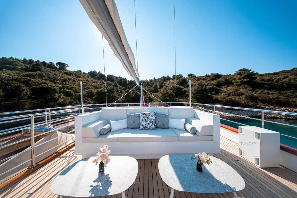 Yacht exterior image