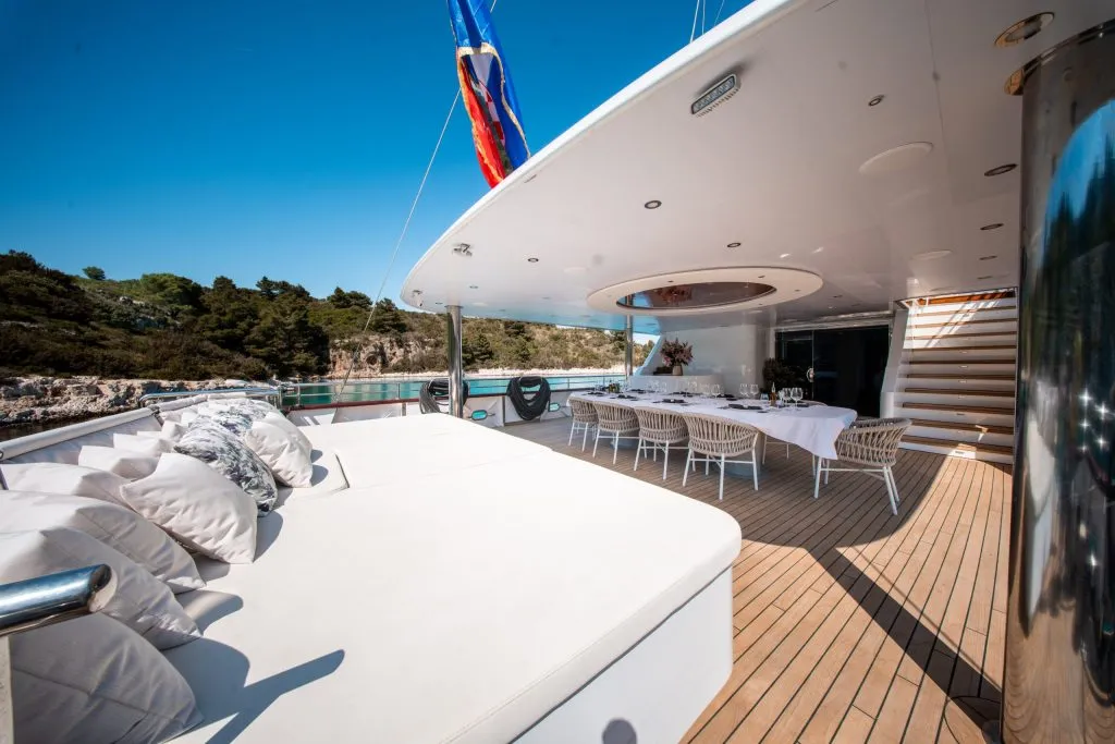 Yacht exterior image
