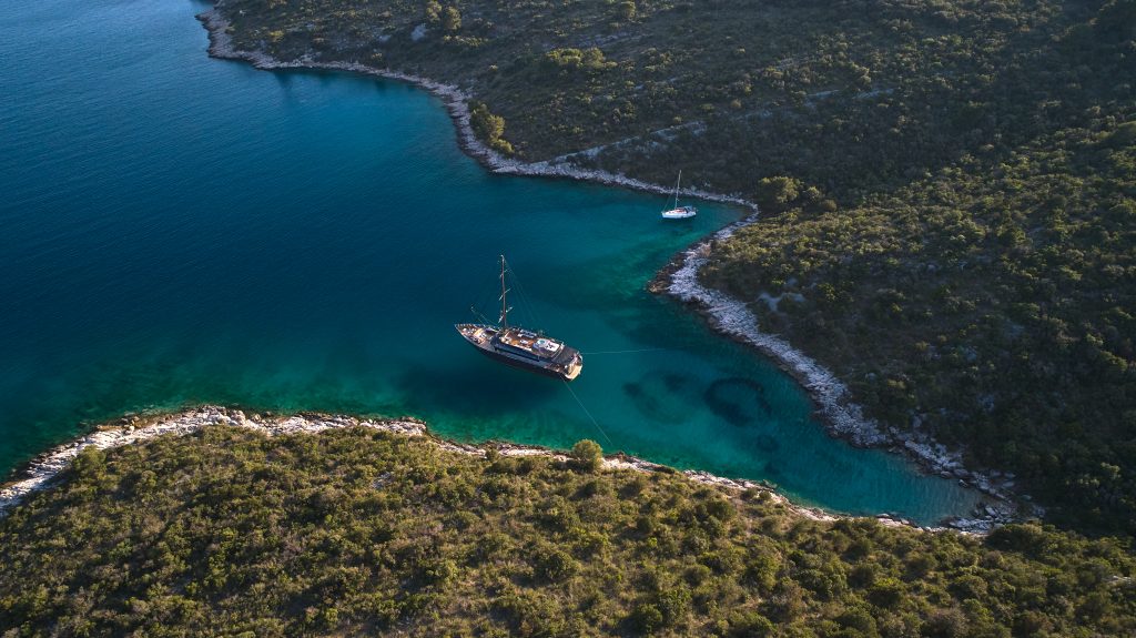 Yacht exterior image