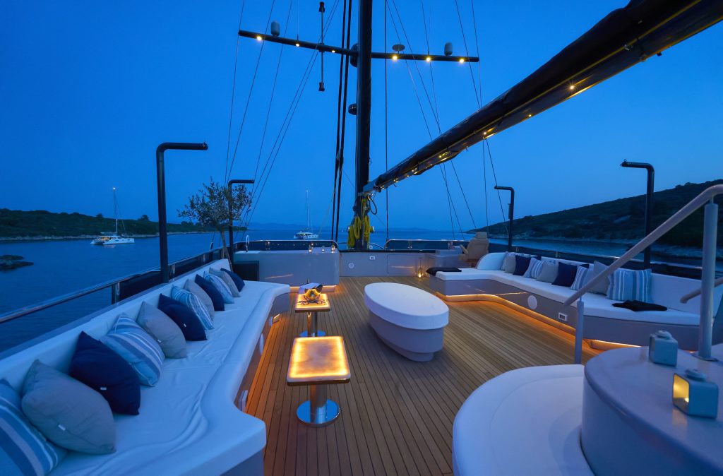 Yacht exterior image