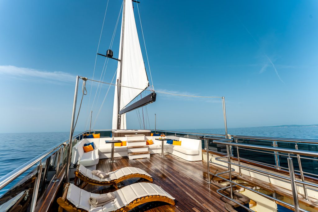 Yacht exterior image