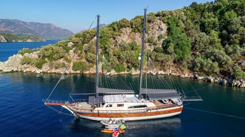 Yacht exterior image