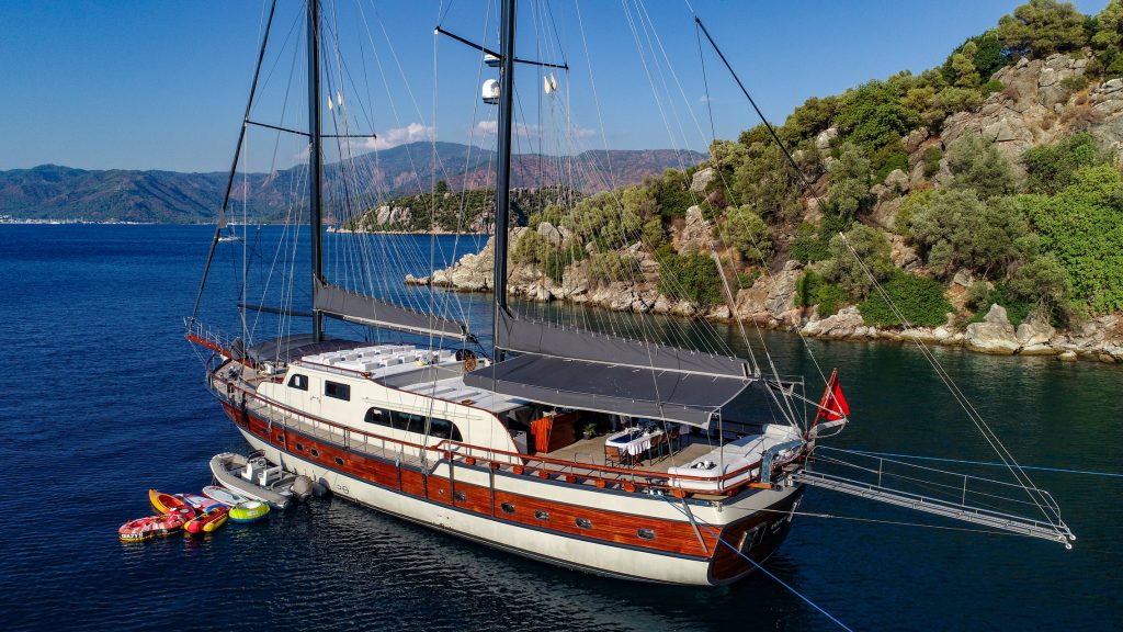 Yacht exterior image