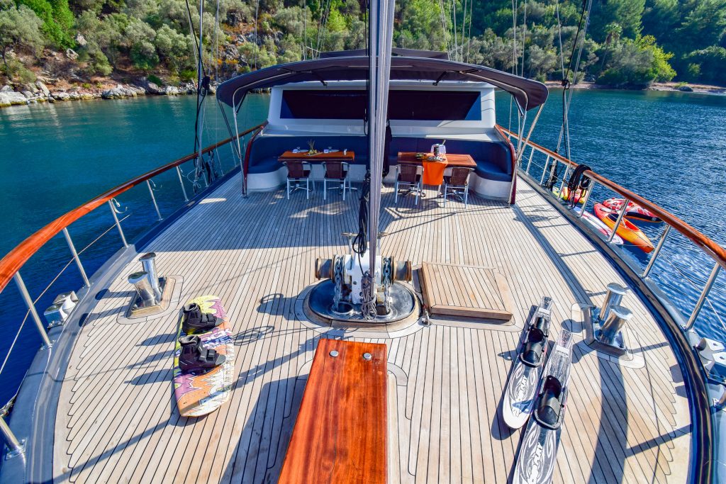 Yacht exterior image