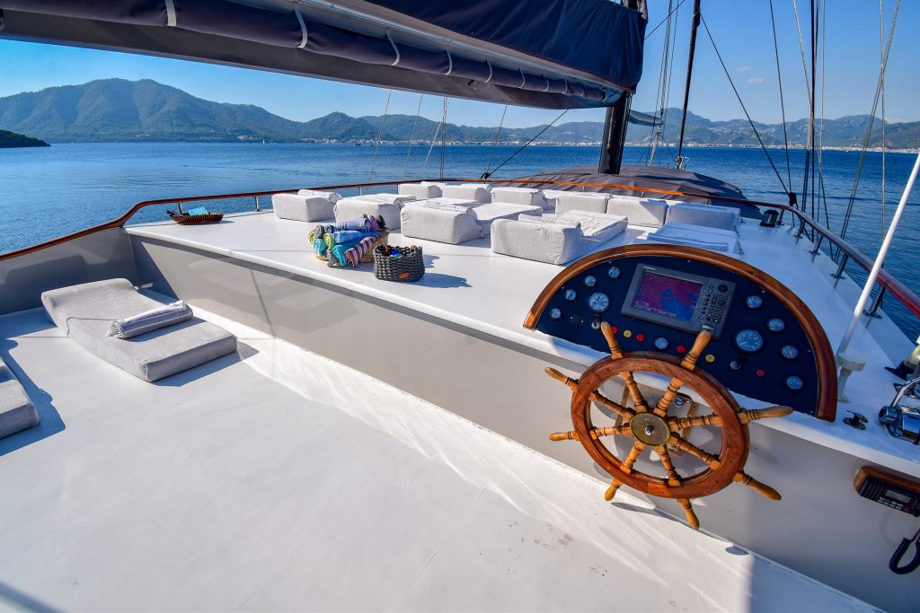 Yacht exterior image