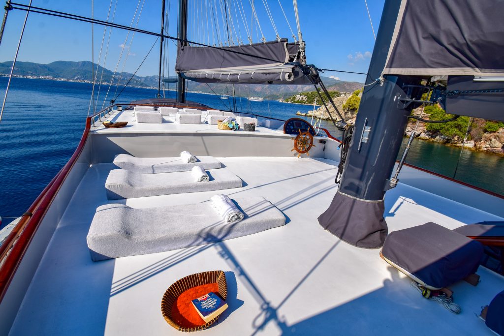 Yacht exterior image