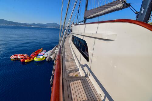 Yacht exterior image