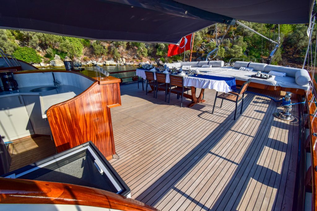 Yacht exterior image