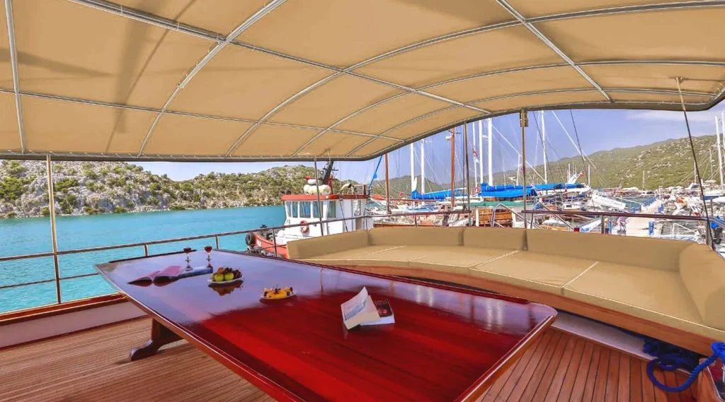 Yacht exterior image