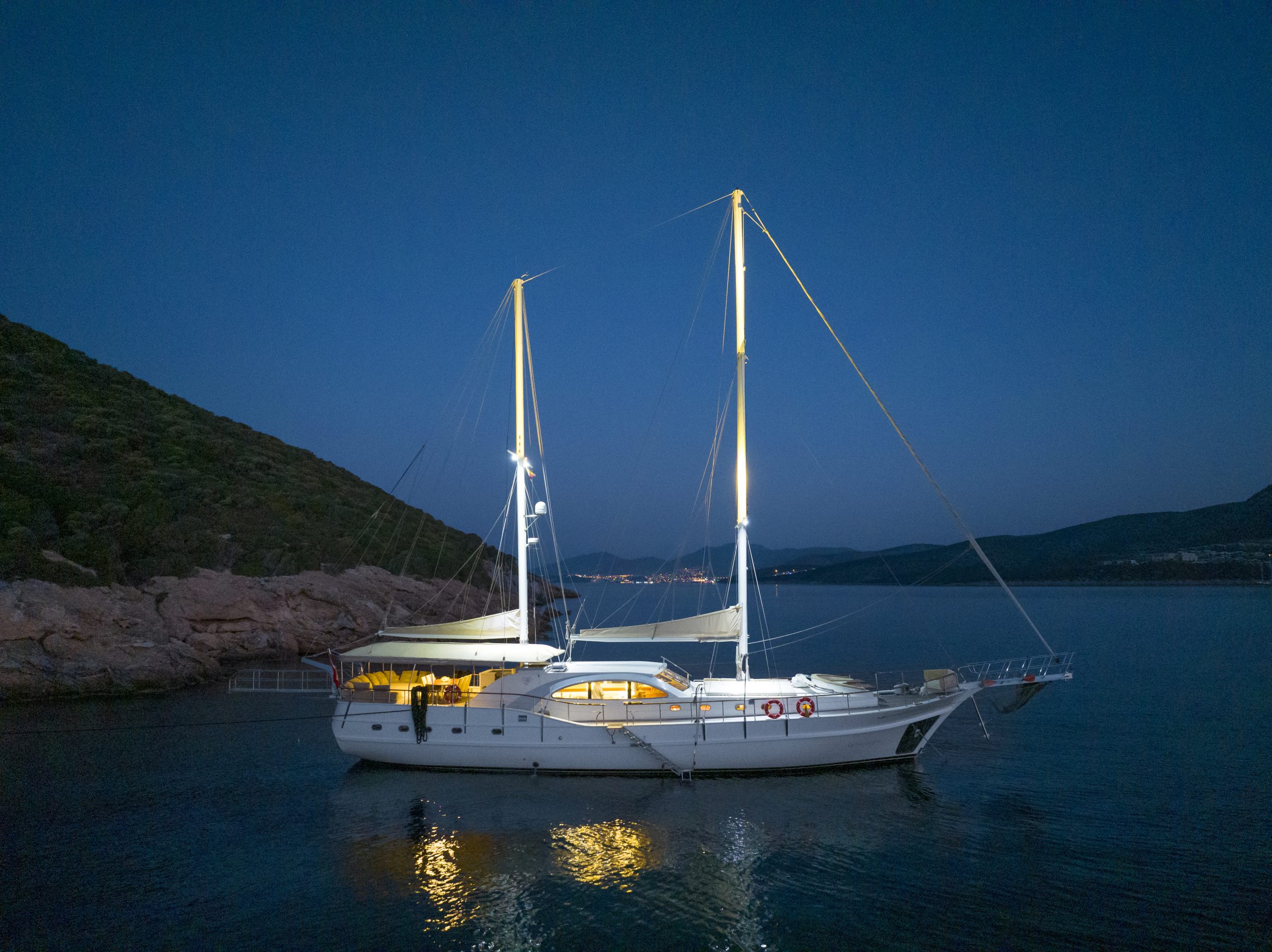 Yacht exterior image