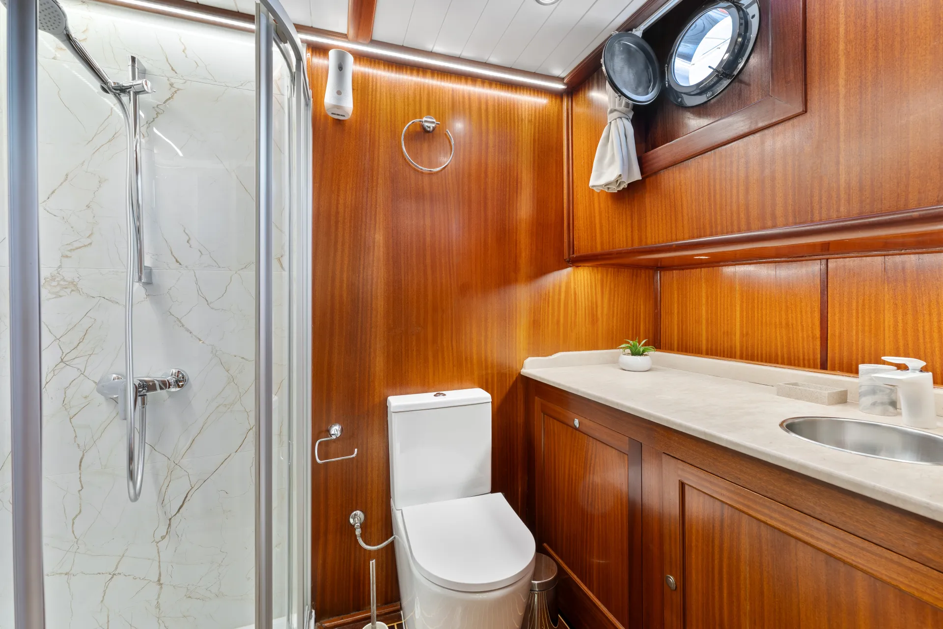 SMART SPIRIT Double stateroom en suite - Bow