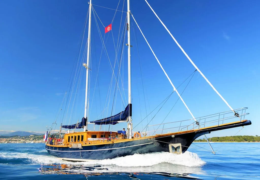 Yacht exterior image