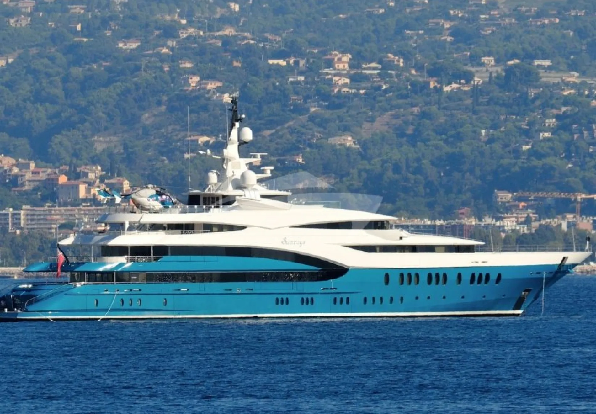 LUXURY YACHT SUNRAYS