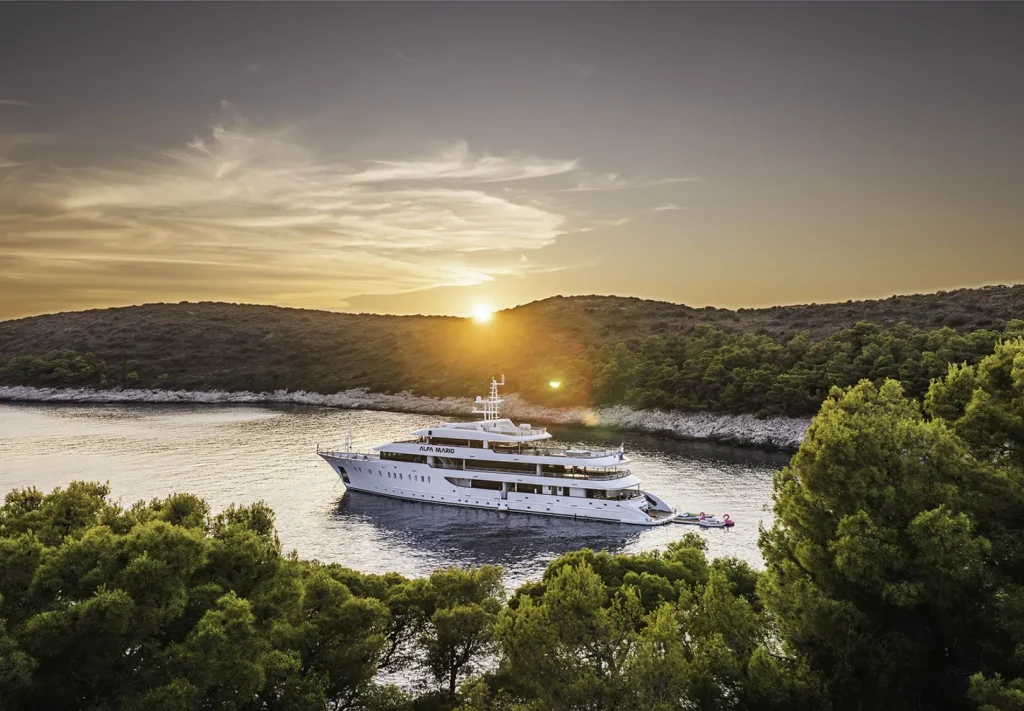 Yacht exterior image