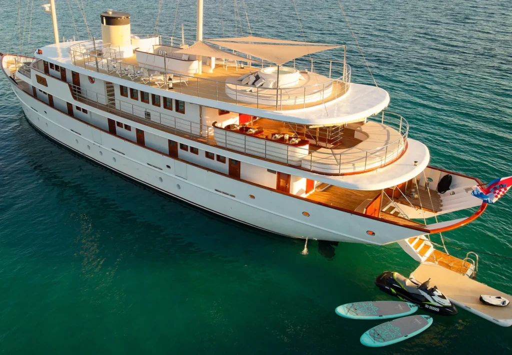 Yacht exterior image