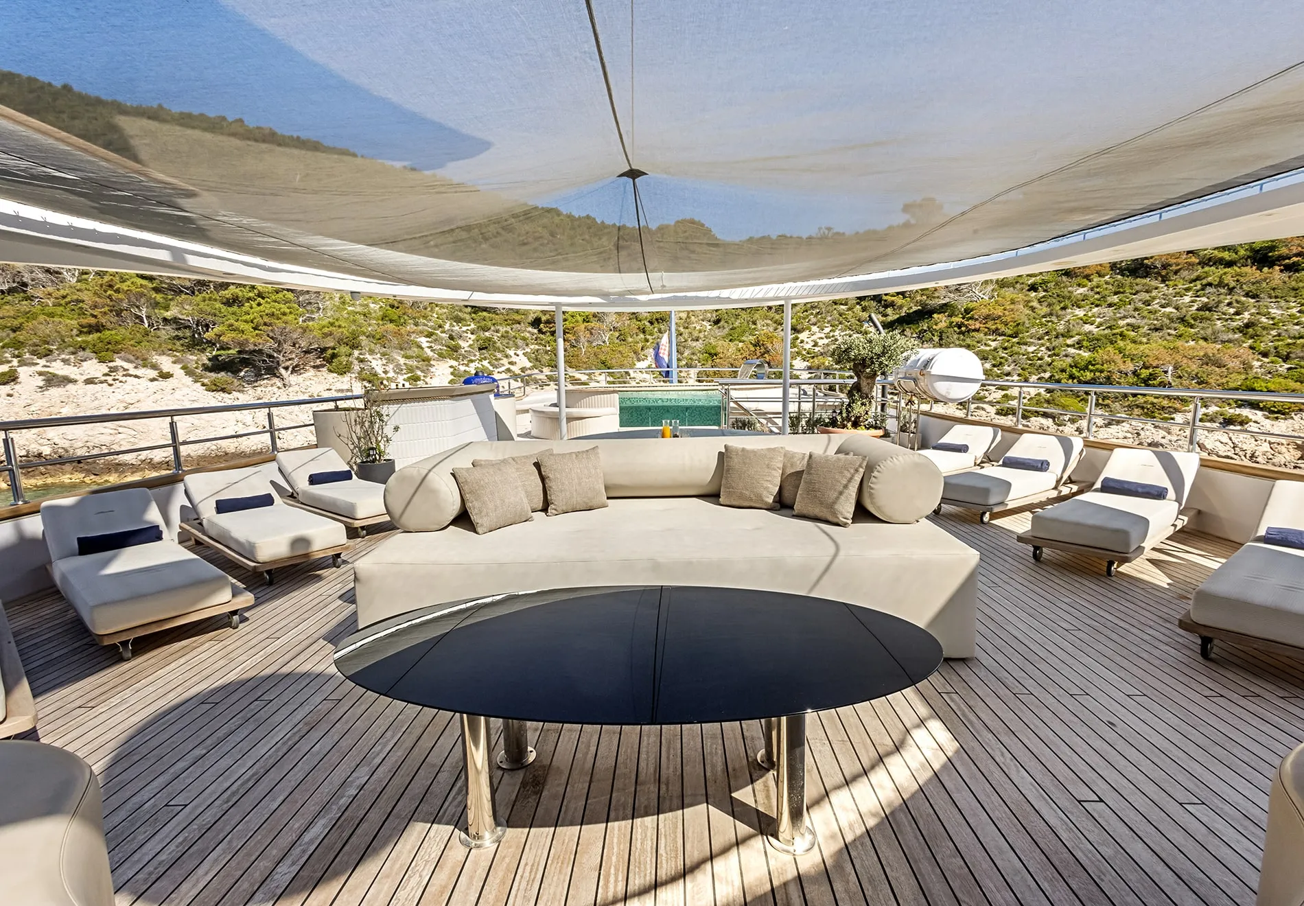 Expansive Outdoor Retreats