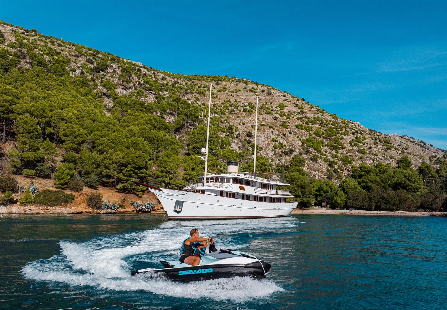 Onboard Experience and Amenities - Yacht Charter