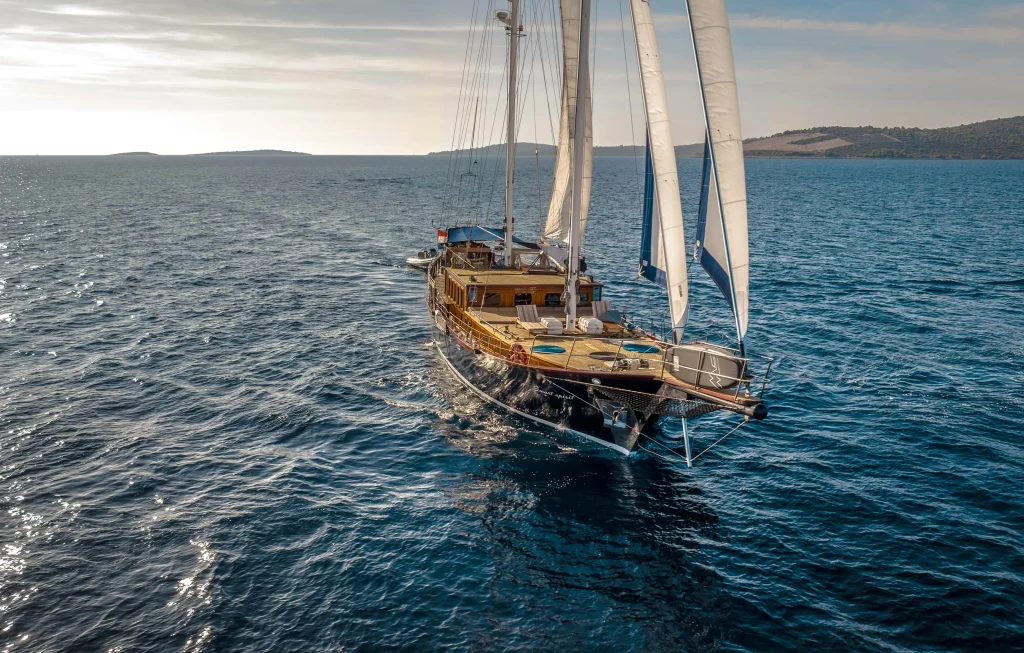 Yacht exterior image