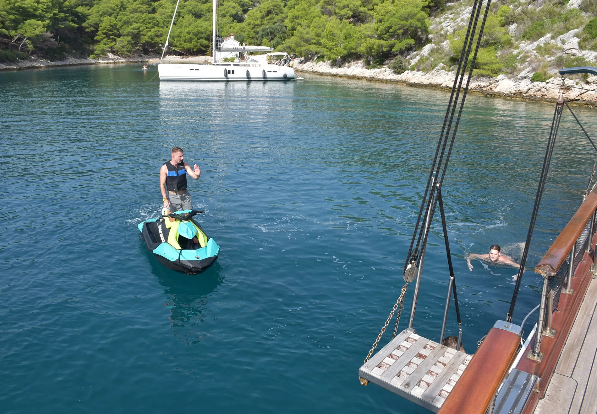 What are the key factors when choosing a yacht charter for a vacation