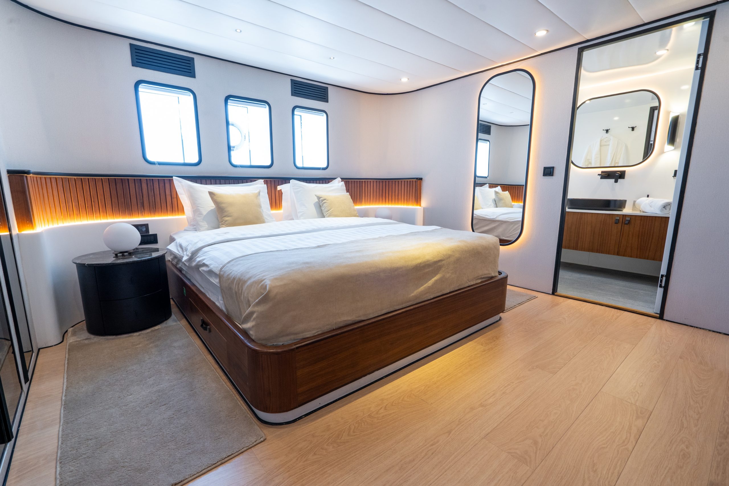 DE LOVE Double cabin