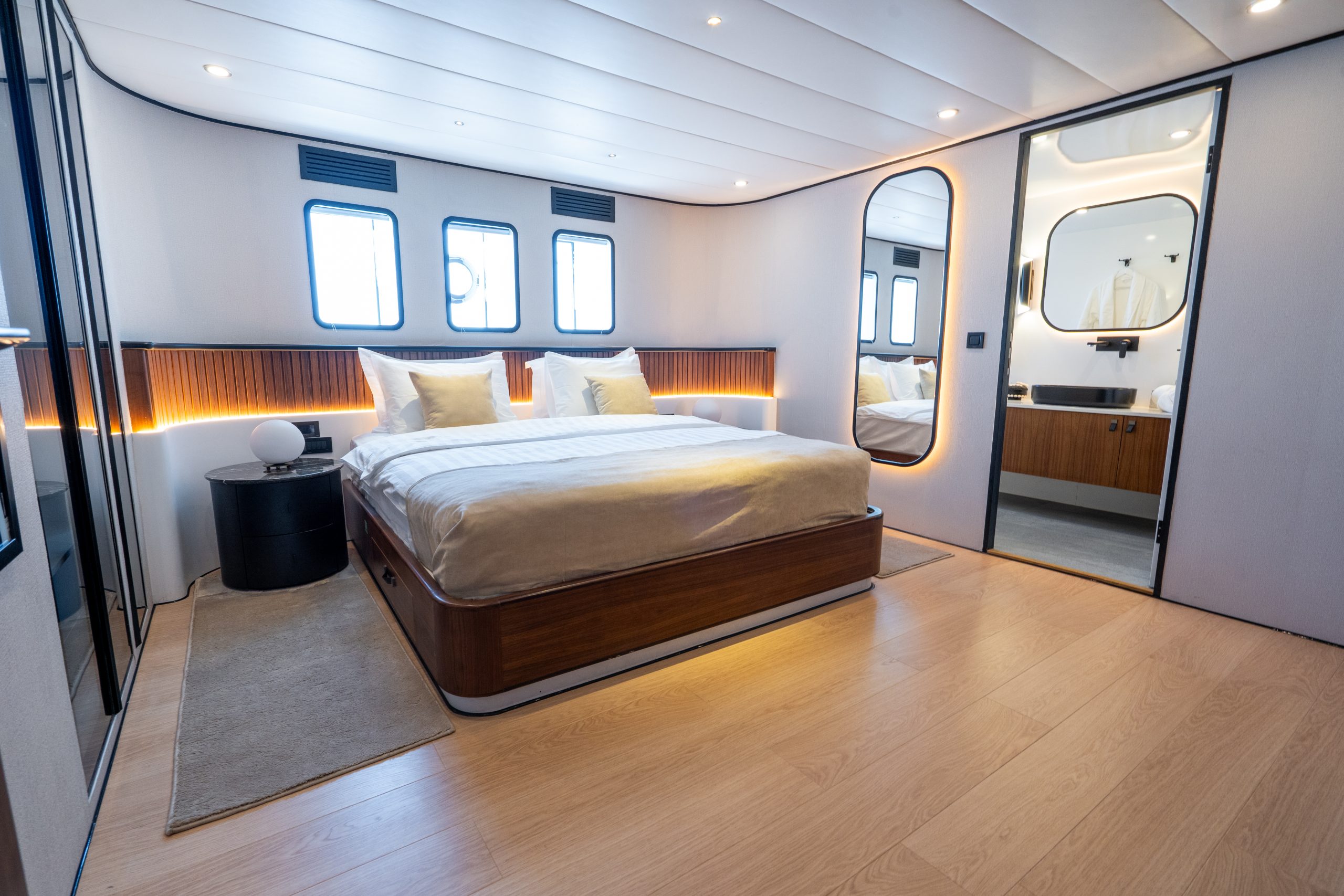 DE LOVE Double cabin