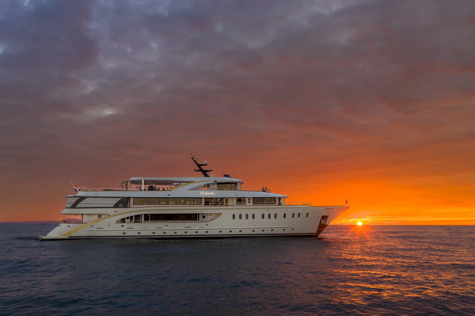 Goolets team building on yacht Riva